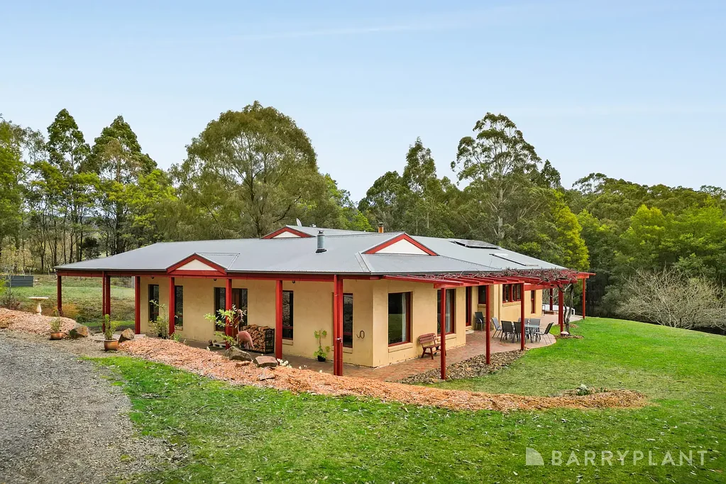 Kinglake 4 Bedroom Close to 50 Acre Retreat with Water, Space and Tranquillity