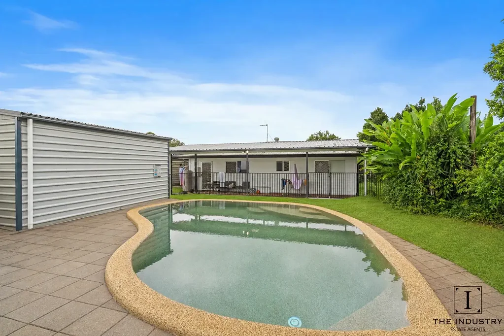 Manoora 3Zimmer Beautiful Home on City Fringe with Pool, Solar & Shed