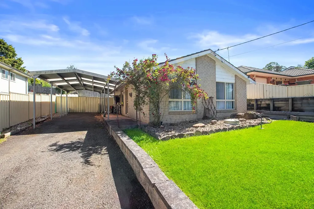 Buxton 3房 Buxton 中心，空间宽敞，侧面通道便利，潜力无限！ Space, Side Access & Potential in the Heart of Buxton!