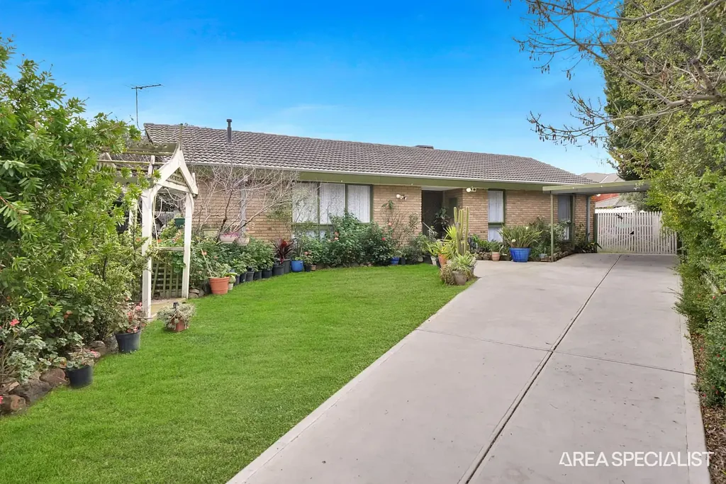 Melton West 4chambre THE BRIEF:Comfortable Family Living with Space, Style and Convenience