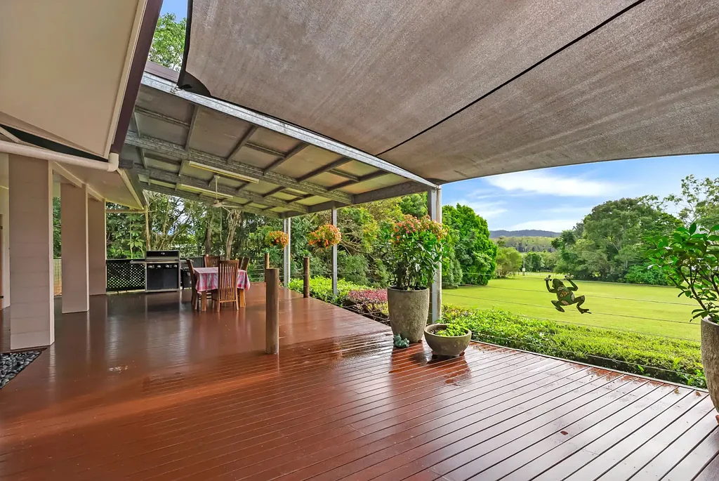 Barrine 4房  Immaculate Acreage Retreat with Lake Views on 1.16ha
