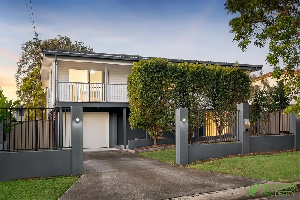 Albany Creek 3房  多功能家庭住宅，拥有多个生活区，大型棚屋带有便捷的侧门通道，以及宽敞的草地庭院  Versatile Family Home With Multiple Living Areas, Huge Shed With An Easy Side Access & A Spacious Grassy Yard