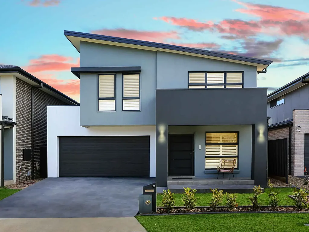 Riverstone 4 Bedroom Contemporary Near New Family Home