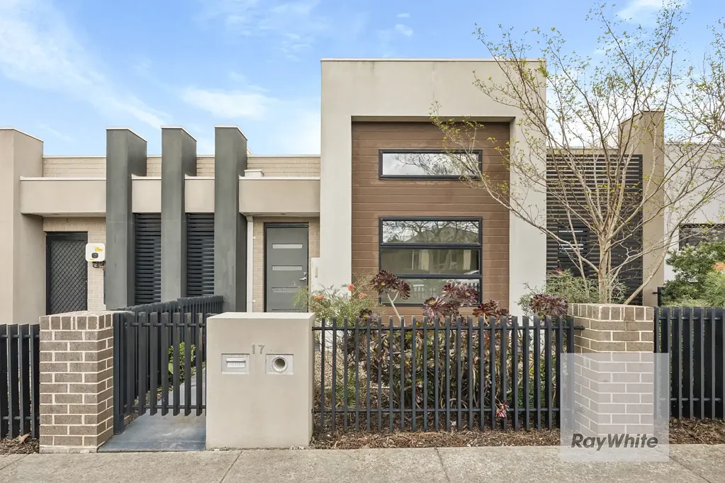 Lalor 3 Bedroom Low-Maintenance Living in Sought-After Mosaic Estate!