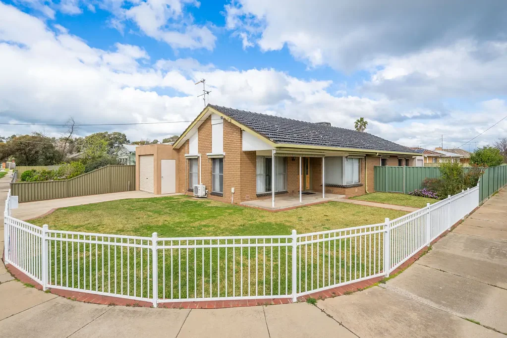 Shepparton 3房  Spacious Corner Living with Exceptional Shedding