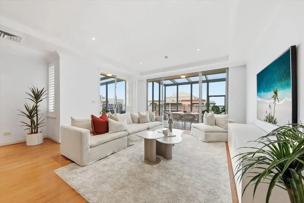 Bondi Junction 3房 安保严密高层 202sqm单层顶层 全景视野 宽敞室内外空间 主卧带步入式衣帽间 双并列车库 近Westfield交通 Penthouse 1 | Single Level House-Sized Living with District Views