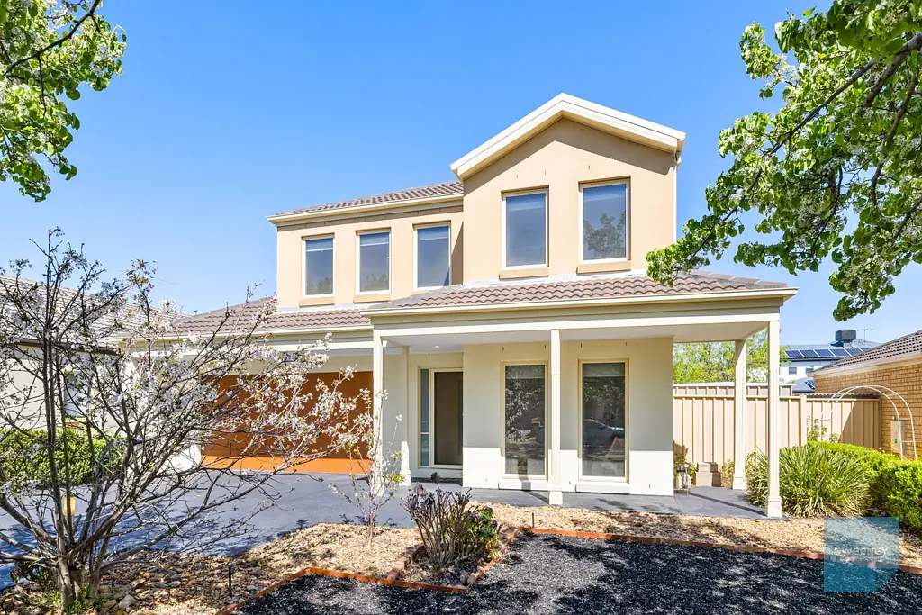 8 Kings Domain, Caroline Springs, VIC 3023