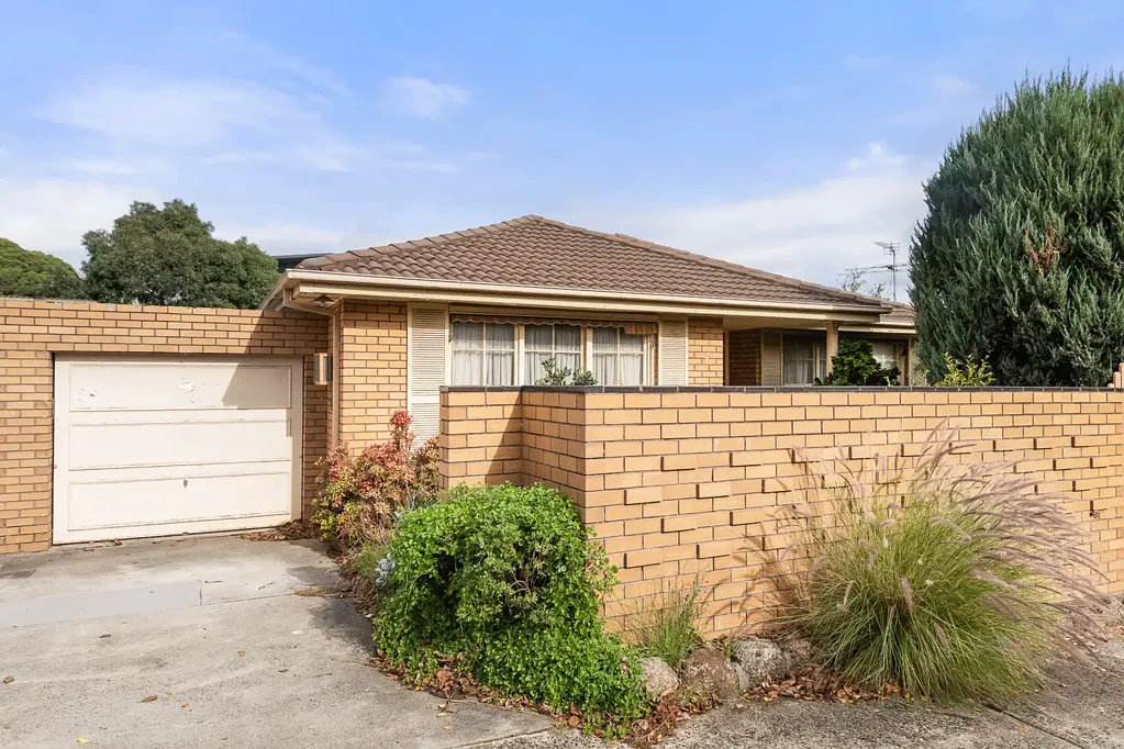Brighton East 2房 宽敞联排住宅 私人 sanctuary 潜力翻新 Brighton East 珍品楼块 宁静口袋地带 宽敞门厅 实用 floorplan 主卧带柜 中央浴室 客厅花园景 壁炉 mantel 餐厅展示柜 环绕露台 原始厨房 深色木柜 燃气灶 电壁炉 独立洗衣房 露台 access 安静林荫街 便捷 Centre Road Bay Street 商店 咖啡馆 餐厅 电车 火车服务 划片 Bentleigh West Primary School 靠近 St Finbar’s Parish School Hur POSITION, PROPORTION, POTENTIAL