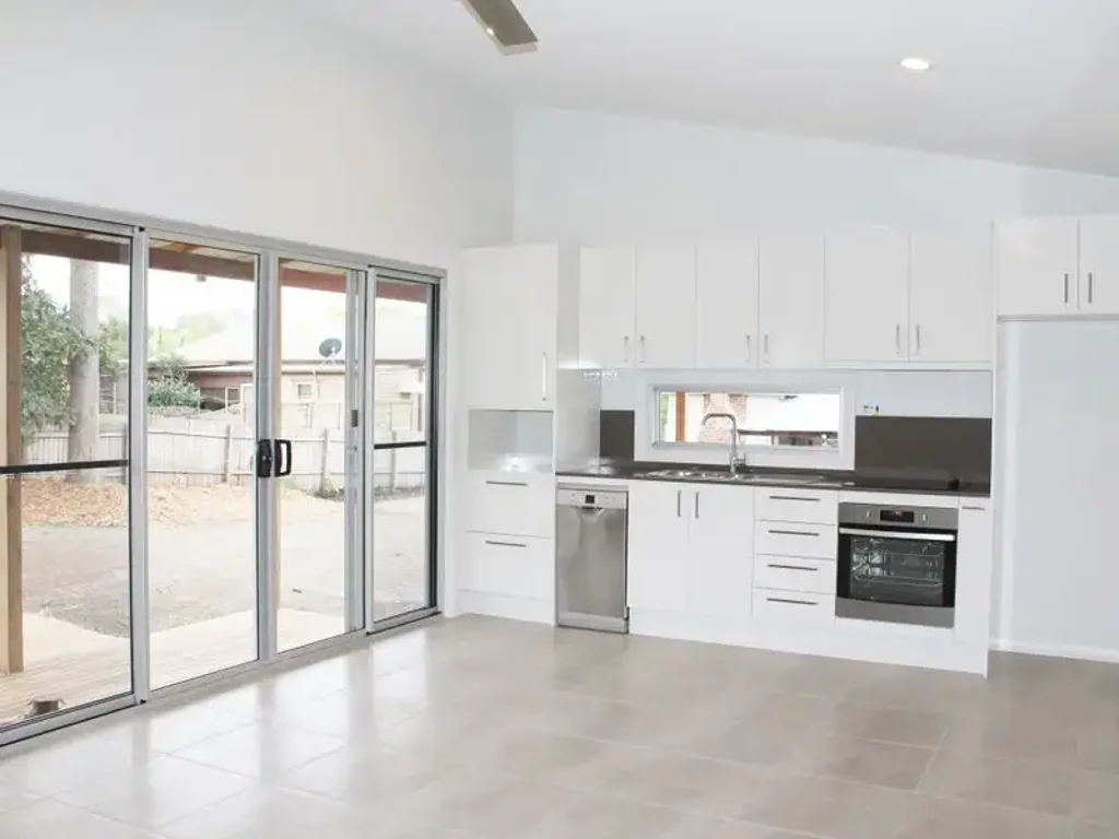 Bright and Breezy Taree West Flat