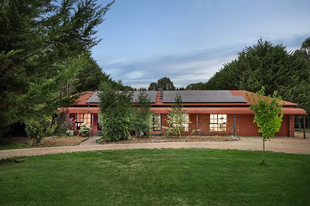13 Newnham Drive, Romsey, VIC 3434
