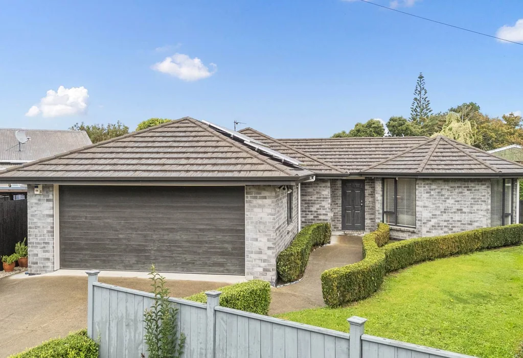 Pristine, Private & Sun-Drenched Family Home i...