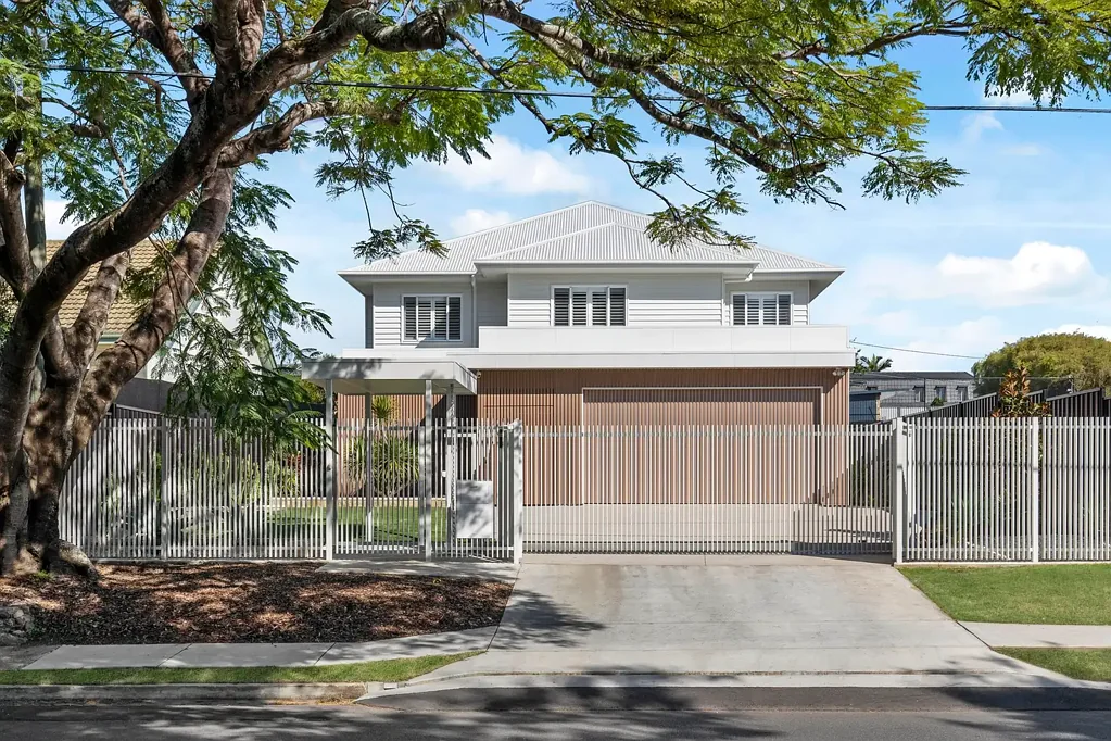 Aspley 5 Bedroom Luxurious Family Home with Dual-Living Capabilities