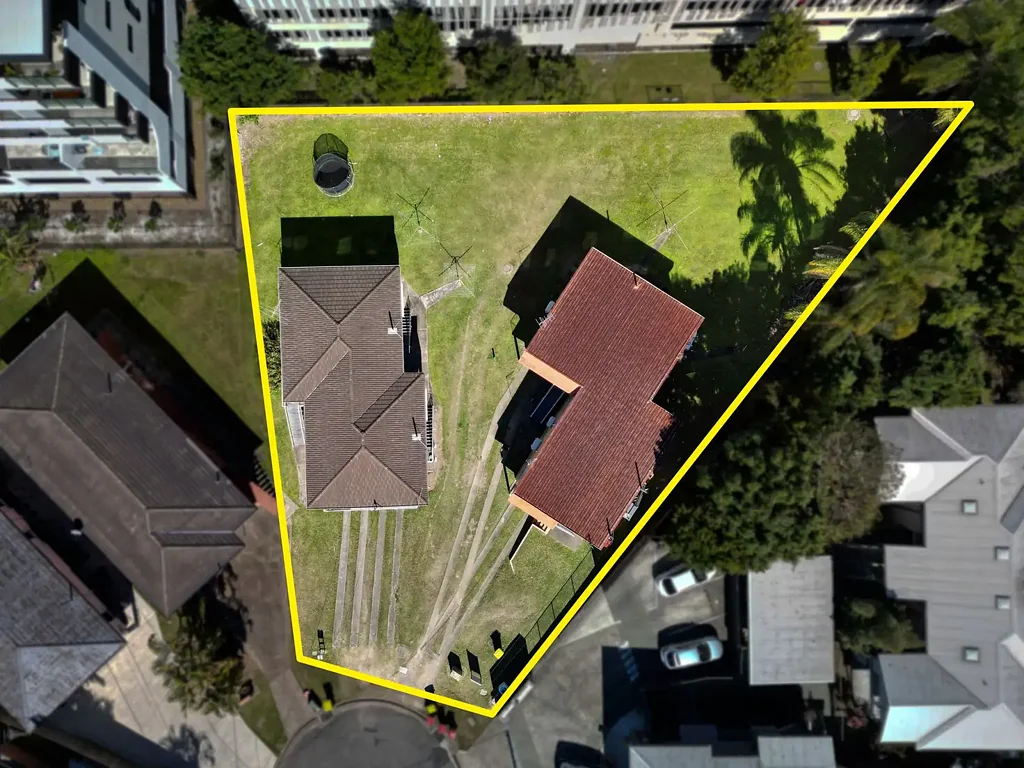 Chermside 8房 Chermside双地契联排 1677㎡总占地 年收10万4 毗邻Westfield CBD机场 TWO UNIT BLOCKS - DEVELOPMENT SITE - HOLDING INCOME
