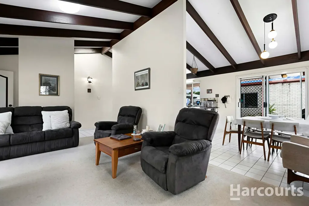 Torquay 4房  Endless Potential on a Prime Corner Block - Renovate, Rent, or Reside!