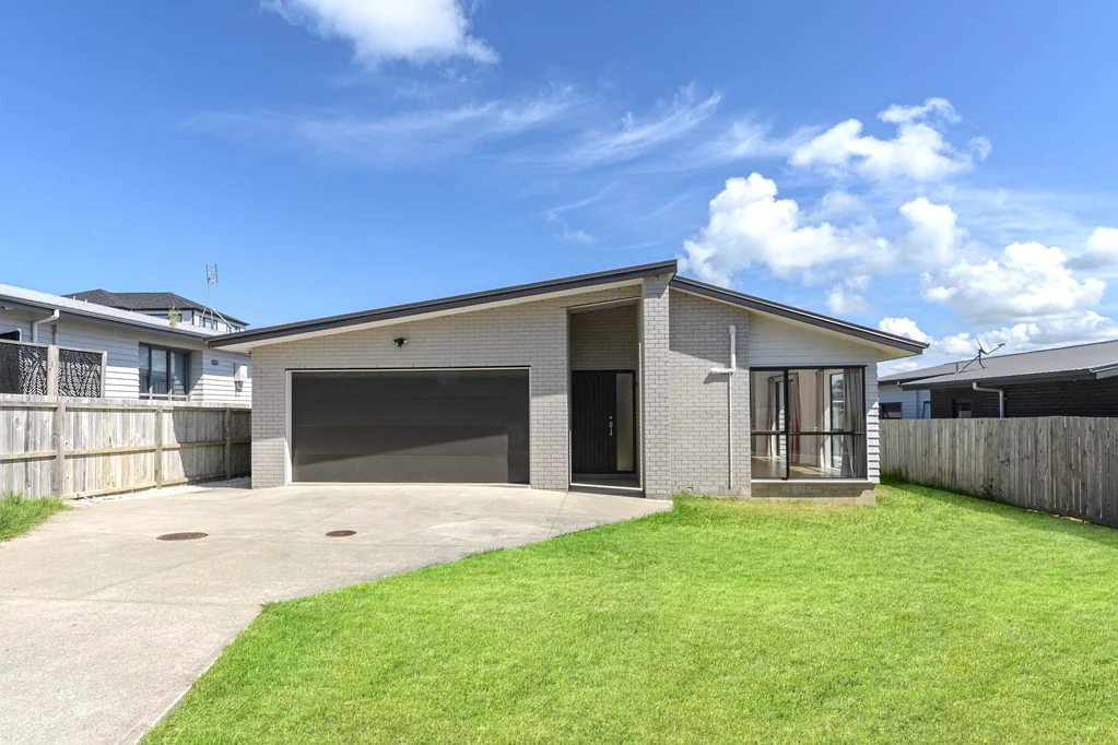Gulf Harbour 4Moenga Stylish Single-Level Family Home in Prime Location