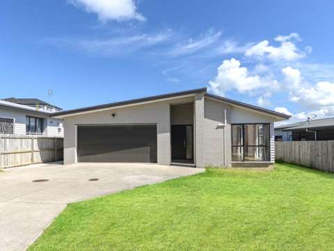 Gulf Harbour 4房  Stylish Single-Level Family Home in Prime Location