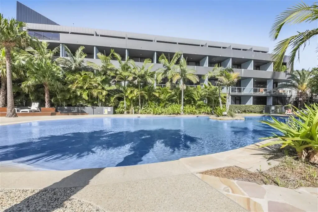 Modern 1 Bedroom Apartment with Car Space in convenient location.