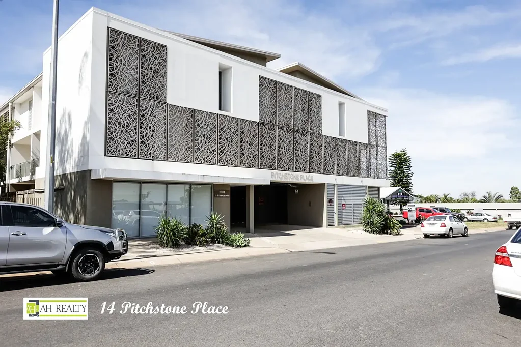 EXECUTIVE STYLE 3-BEDROOM, 2-BATHROOM APARTMENT – LOW MAINTENANCE IN CENTRE OF TOWN
