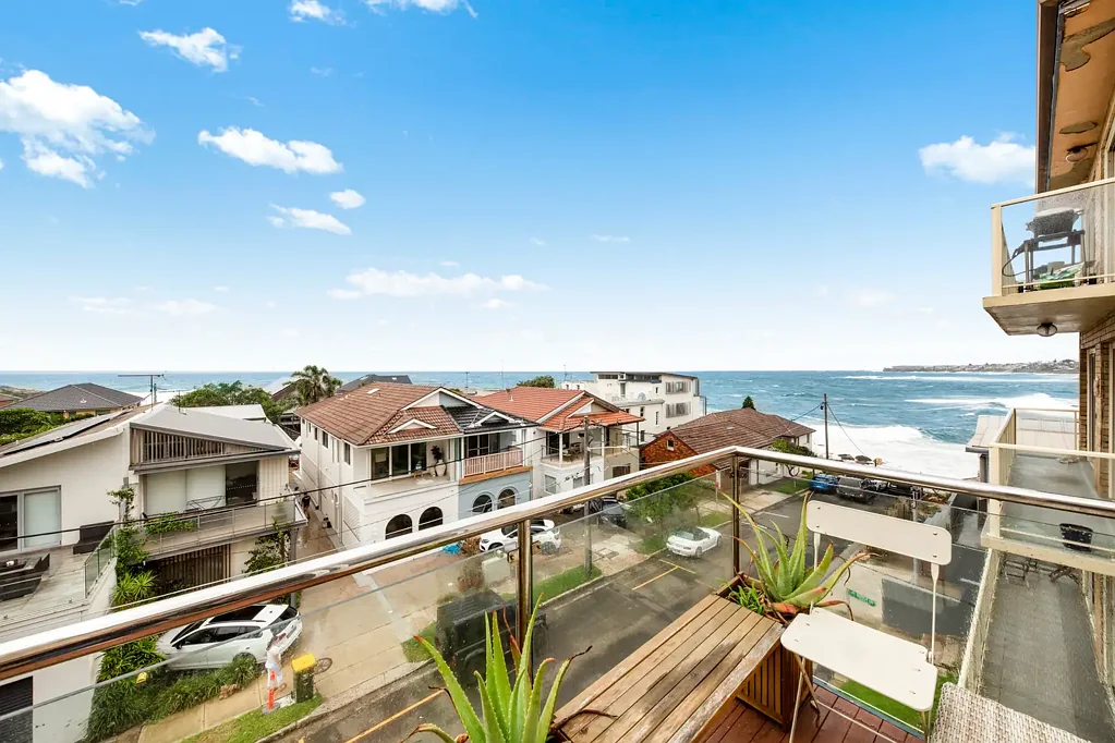 Clovelly 2房 海滨瑰宝 200米近滩 Bosch电器 翻新厨卫 安静小巷 高顶奢居 Beachside Apartment with Sensational Water Views