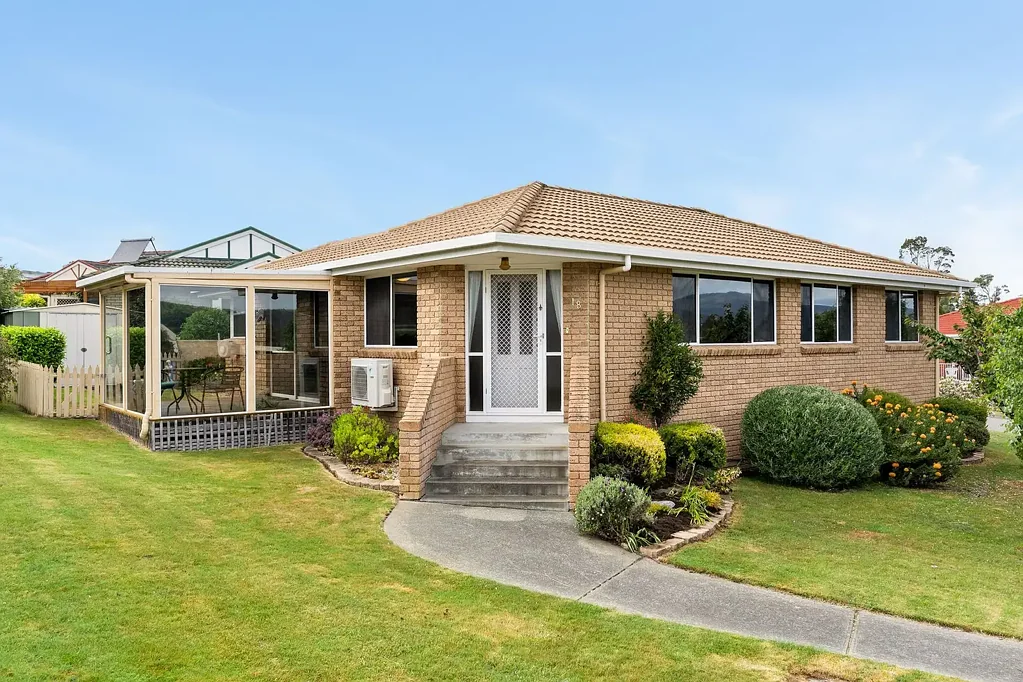 Kingston 3ਬੈੱਡਰੂਮ MOUNTAIN VIEWS IN OVER 50S LIVING