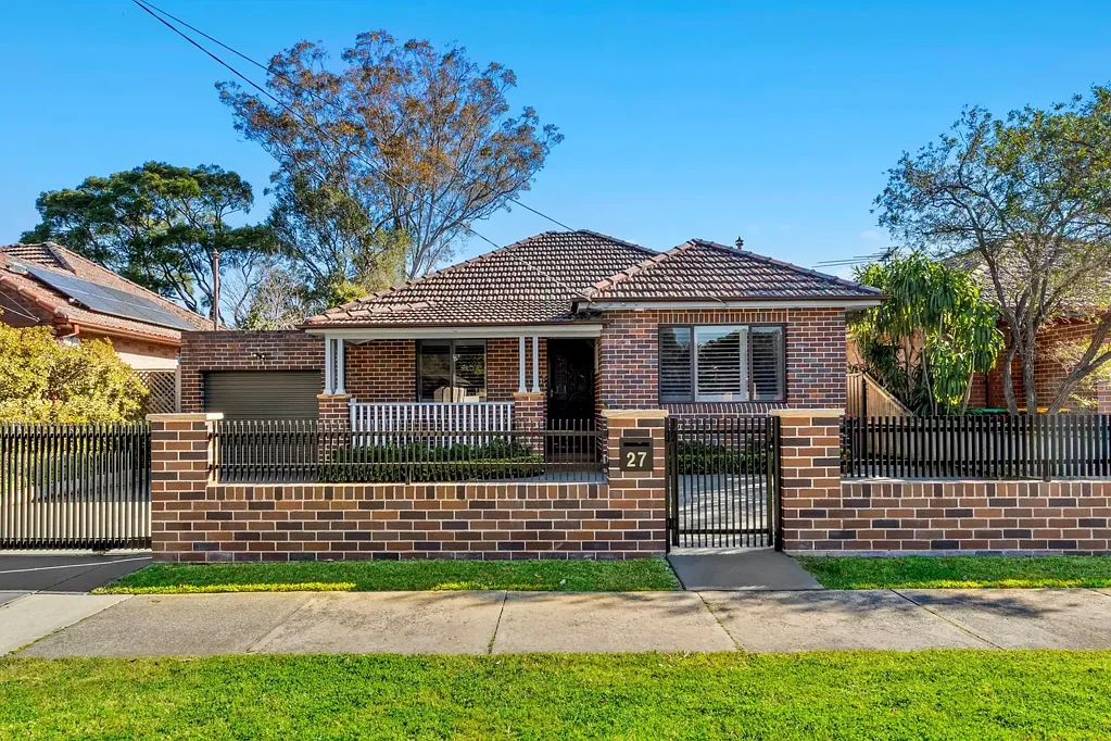 Melrose Park 4房 翻新特色与现代风格 | 无缝室内外生活 | 优越河畔地段 Renovated Character & Contemporary Style | Seamless Indoor-Outdoor Living | Premier Riverside Locale