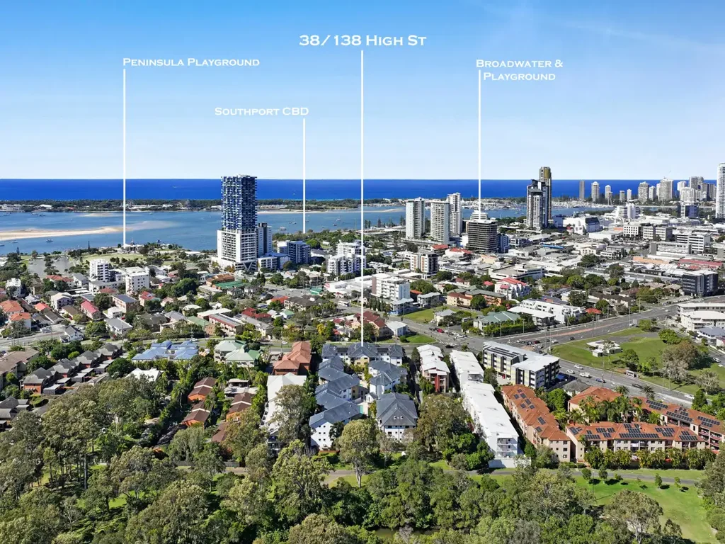 Southport 2غرفة نوم Oversized North-Facing Apartment with Long Lease in Resort-Style Complex