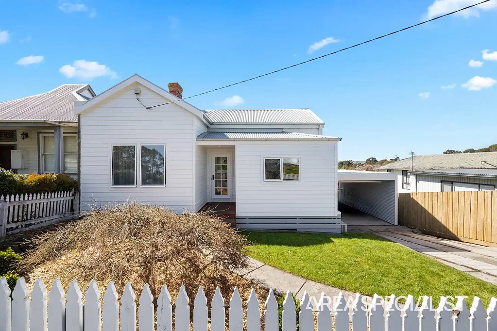 Korumburra 2Kwarto The Brief: Fully Renovated, Beautifully Finished and a View to Die For!