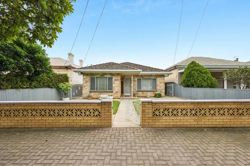 Norwood 3ਬੈੱਡਰੂਮ Classic Seventies' Home: Rebuild or Refurbish in Popular Norwood