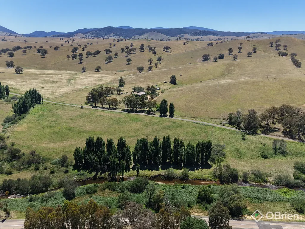 Doctors Flat 4房  A Rare Riverfront Farmhouse Steeped in History & High Country Charm