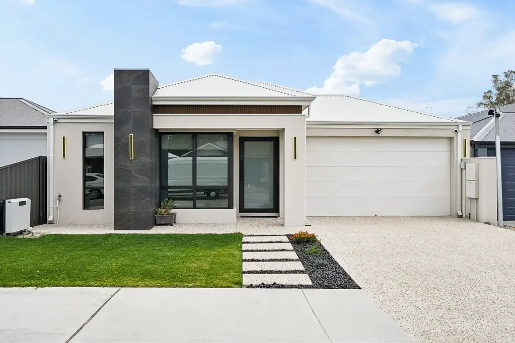 Dayton 4 Slaapkamer Refined Family Living with Two Ensuites, Theatre and Designer Finishes
