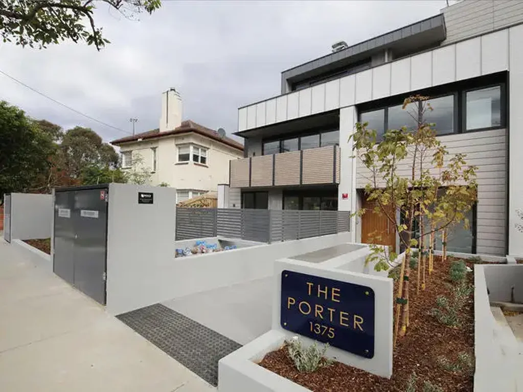 Modern 2Bed, 2Bath, 2Car Apartment with Built-in Fridge, Washing Machine & Dryer