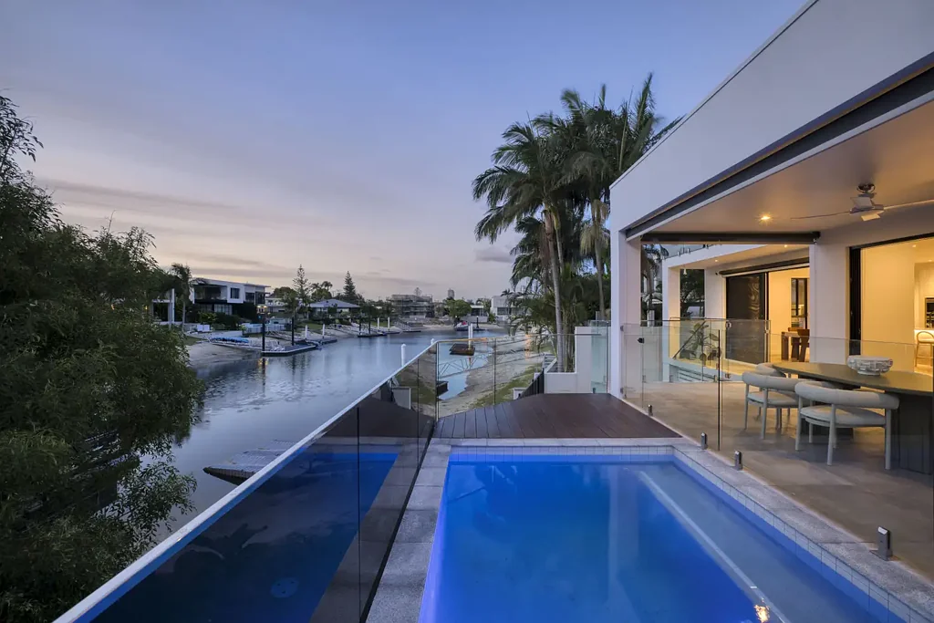 Broadbeach Waters 5房  Modern Waterfront Residence in the Prestigious 'Golden Triangle'