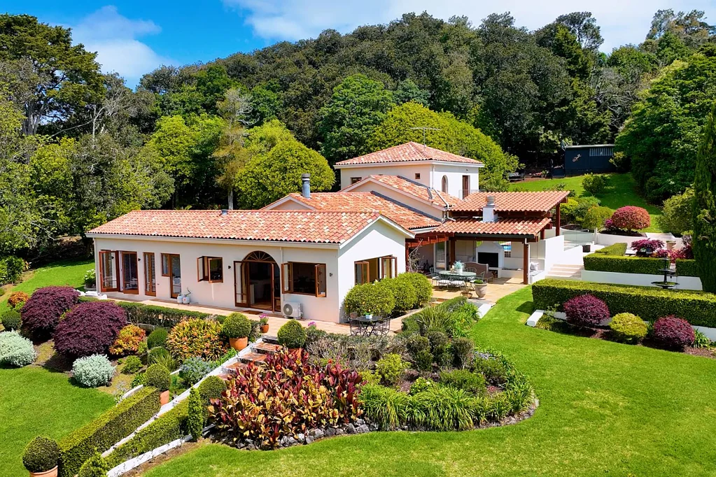 Pukekohe 3ਬੈੱਡਰੂਮ Country Charm Blends With Mediterranean Elegance