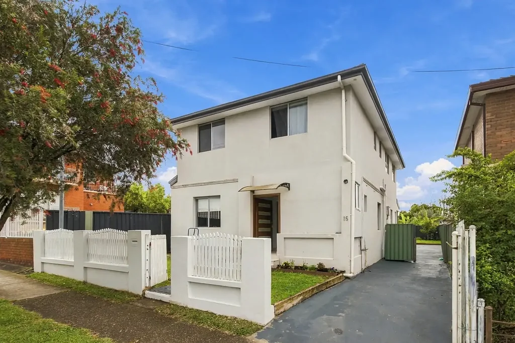 Wiley Park 6ਬੈੱਡਰੂਮ Spacious Brick Family Living in a Convenient Wiley Park Setting