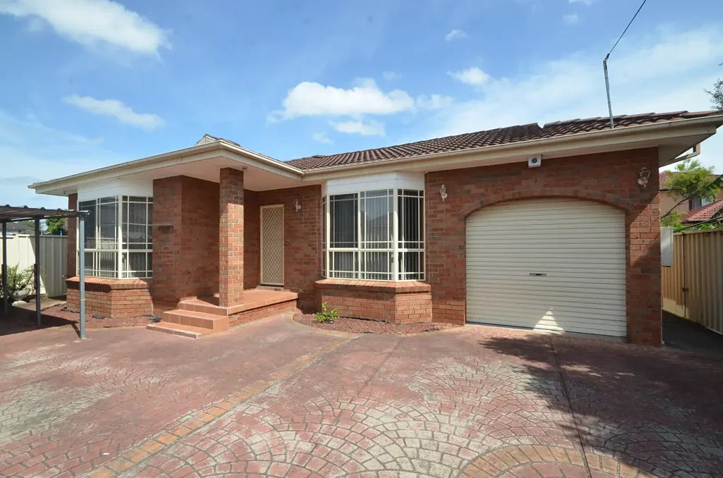 Immaculate 3-bedroom house with deducted air condition!!!