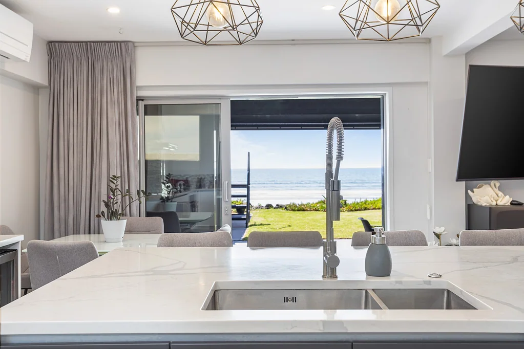 Orewa 3部屋 Commercially Zoned Beach Front!