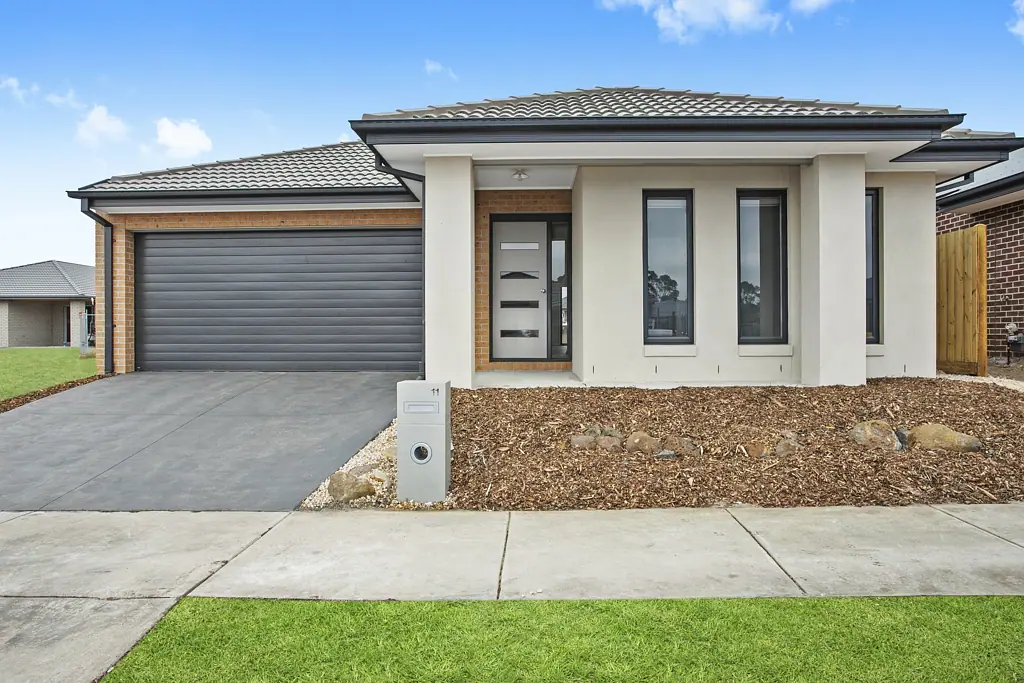 Contemporary 3-Bedroom Family Home in Prime Location
