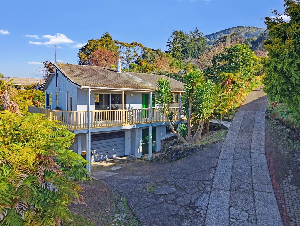 Western Heights 4房  Looking for a large home you can Improve?