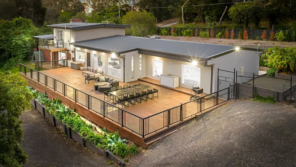 Eltham 4房 Eltham南珍稀转角地块 4235m²阔地 双通道入口 工业风设计 主卧带露台 私密宁静环境 家人娱乐天堂 A Tranquil Family Sanctuary in the Heart of Eltham South