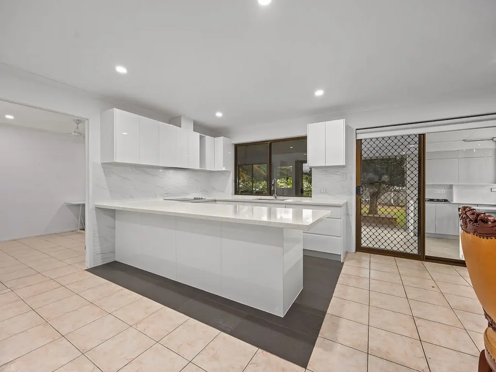 Camira 4침실 Spacious Family Living on a Beautifully Landscaped 758m² Block
