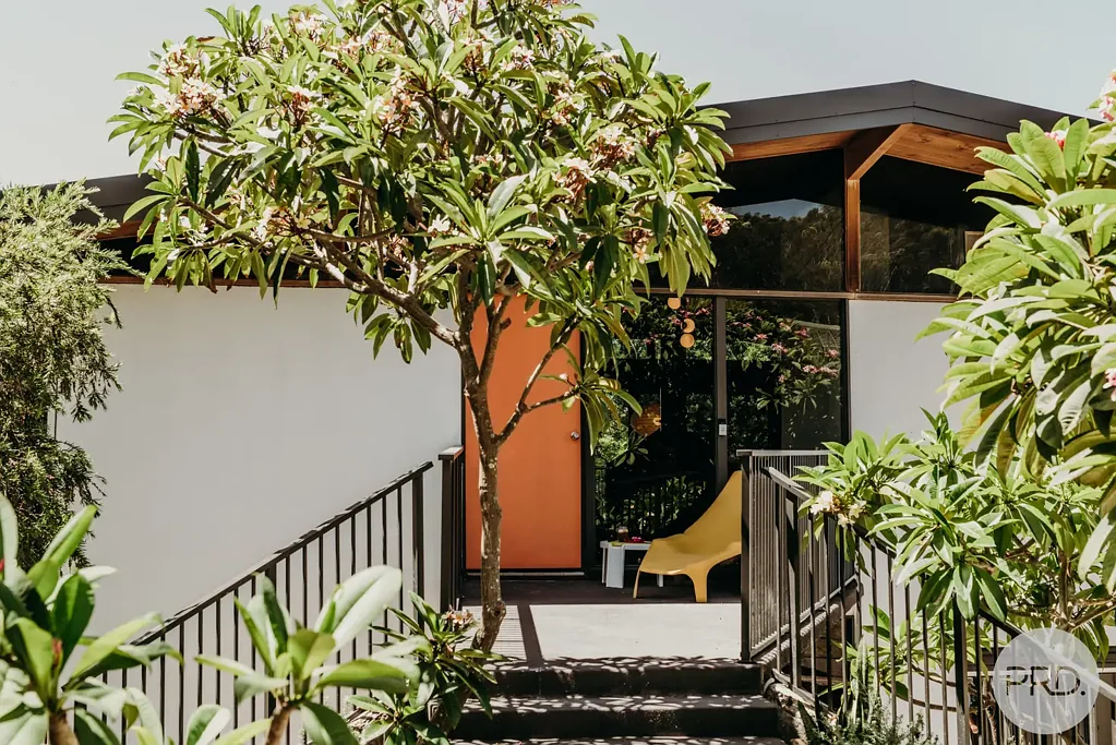 Fingal Bay 3房  A Rare Mid-Century Modern Coastal Retreat Moments from the Sand
