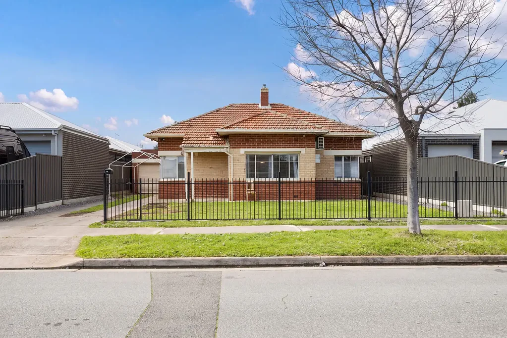 Flinders Park 4ห้องนอน A Solid 1950s Start With 771m2 of Inner West Opportunity to develop