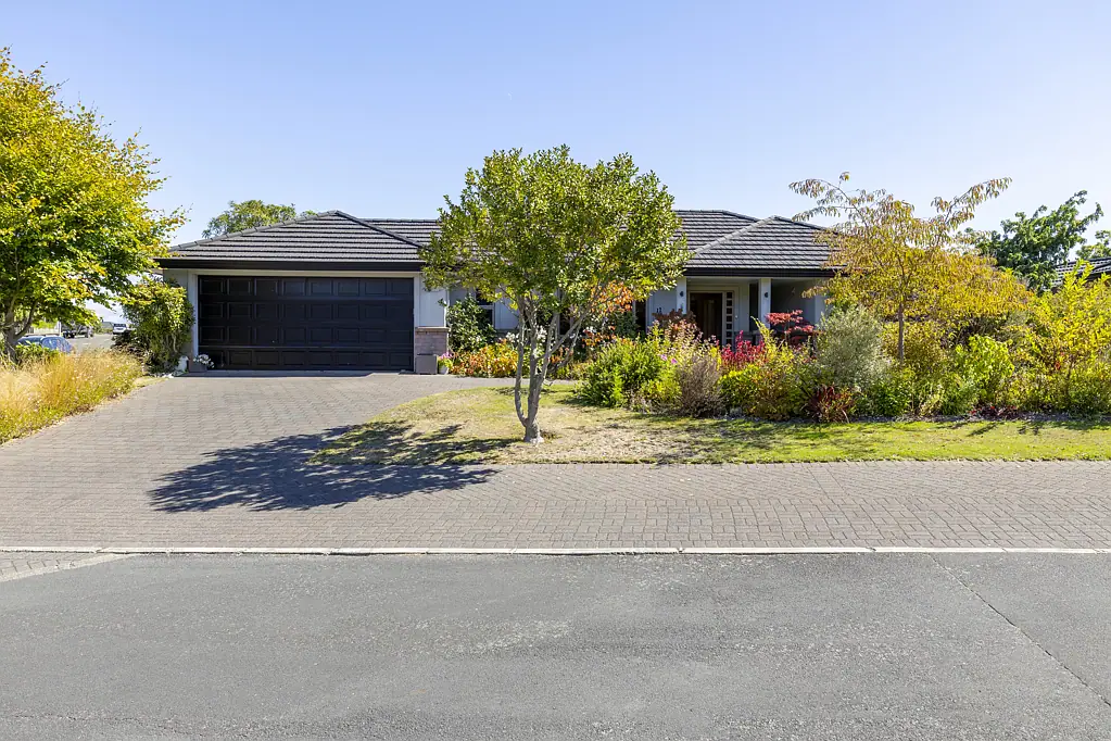 Hilltop 3房  Sunny Birchwood Lane living