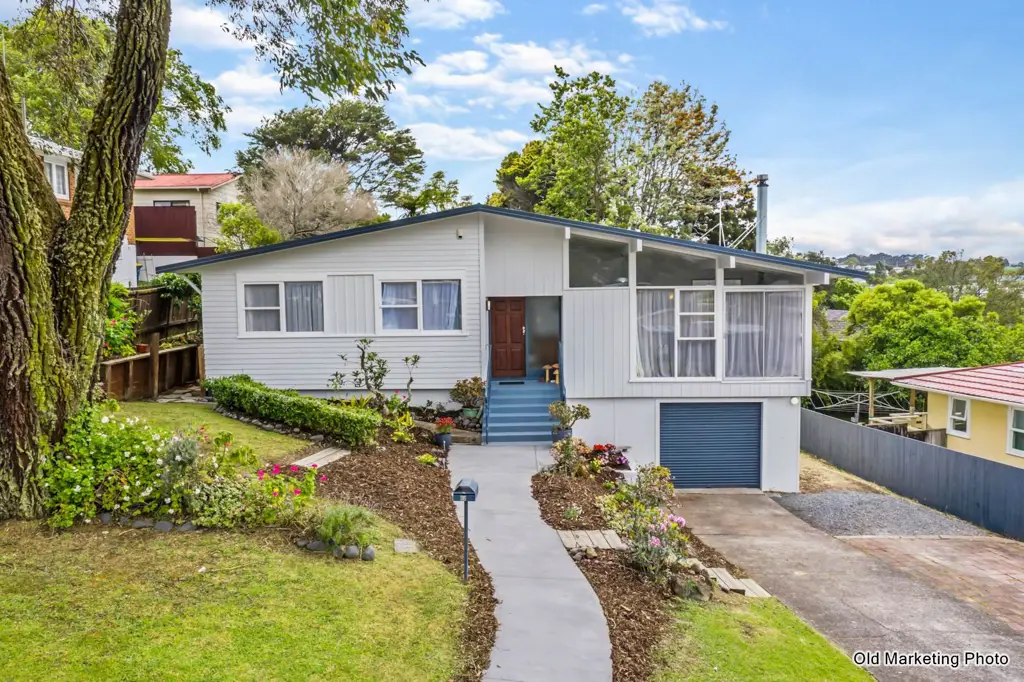 Totara Vale 3房 670㎡全幅地+MHS分区，交通&配套一流，自住/投资/开发由您决定！ URGENT SALE – Asking $1,139,000