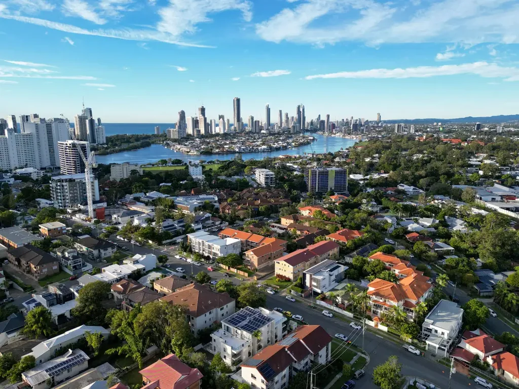 Southport 2部屋 Beautifully Renovated Home with Low Body Corporate in a Prime Southport Location