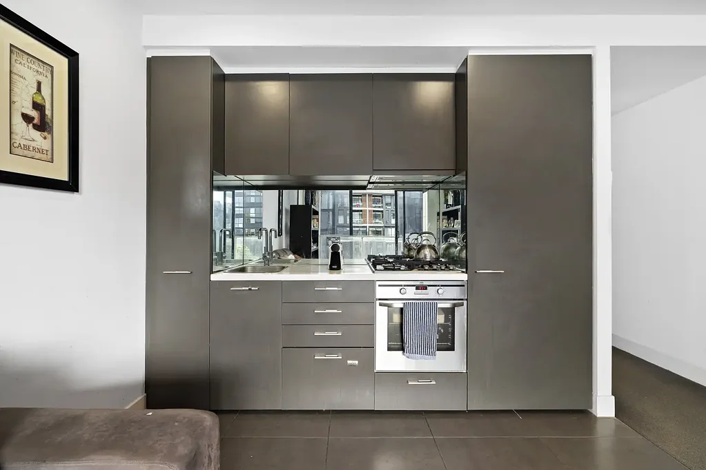 South Yarra 2房 明亮两室朝北 充足天然光线 地下停车场 厨房起居相连 北向露台城市天际线 大型落地窗内置衣柜 分体空调视频门禁 屋顶草坪健身房 精品购物餐饮市场 火车站步行可达 2 Bed 1 bath 1 car