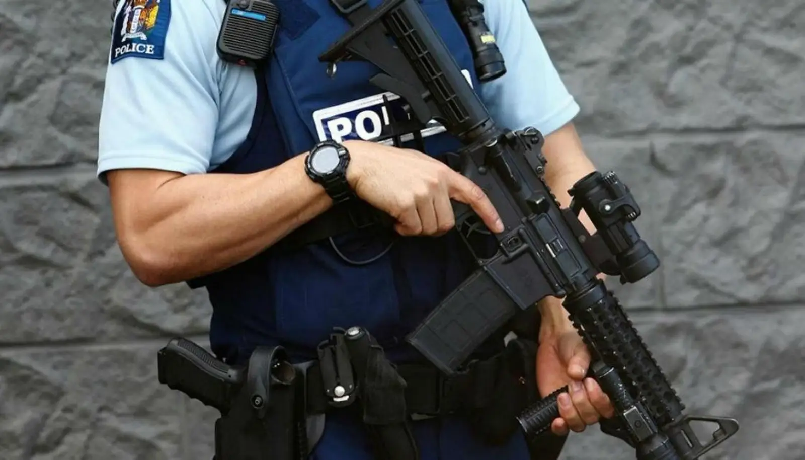 西区市民路遇警察执法,竟被要求下跪、戴手铐,最后结局出人意料……