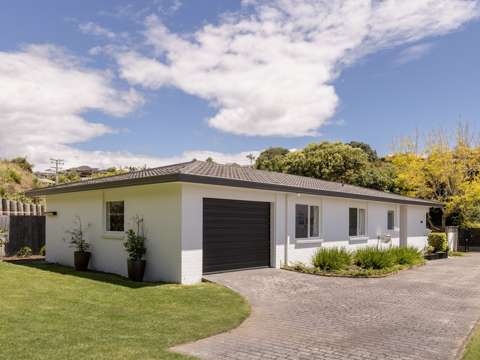 Lovely home so close to Omokoroa Beach