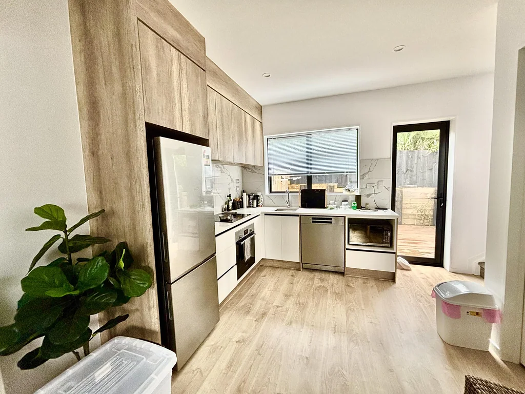Near new 3 bedrooms with 2 bathrooms and internal garage
