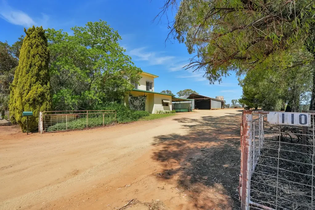 Narromine 5房  Space, Shedding & Lifestyle on 0.81 Hectares